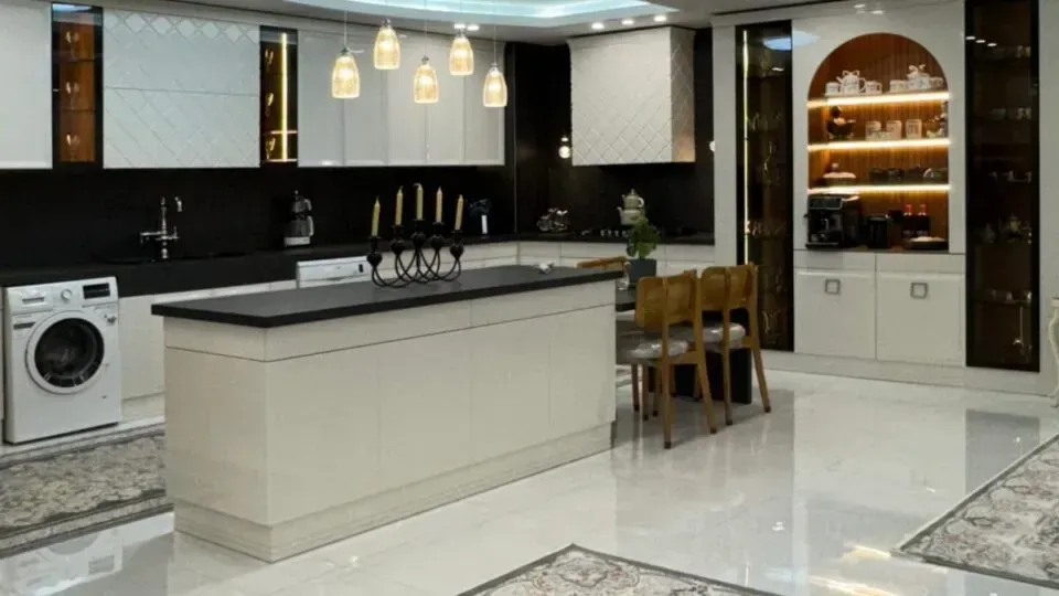 کابینت پولیشی یکی از مدل‌های لوکس کابینت آشپزخانه است که بیشتر به دلیل سطح صاف، یکدست و پرداخت‌شده و امکان اجرای درب‌های ابزارخورده شناخته می‌شود. در این نوع کابینت معمولاً درب از MDF خام ساخته شده، طرح موردنظر روی آن اجرا می‌شود و سپس طی چند مرحله زیرسازی، رنگ‌آمیزی، سنباده‌کاری و پولیش به سطح نهایی می‌رسد.