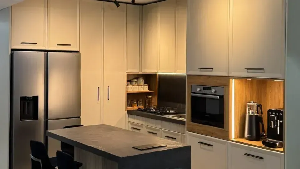 اگر بخواهیم کابینت نئوکلاسیک را به زبان ساده تعریف کنیم، باید آن را نقطه تلاقی شکوه سبک کلاسیک و سادگی سبک مدرن دانست. این سبک با هدف ایجاد تعادل میان سنت و مدرنیته طراحی شده است؛ گزینه‌ای ایده‌آل برای کسانی که به دنبال فضایی مجلل هستند، اما نمی‌خواهند درگیر پیچیدگی‌ها و تزئینات بیش از حد سبک‌های سنتی شوند. طراحی نئوکلاسیک با استفاده از خطوط مستقیم و در عین حال جزئیات ظریف، مفهومی تحت عنوان «لوکس مدرن» را خلق می‌کند که همزمان با حفظ اصالت، با سبک زندگی امروزی نیز کاملاً هم‌خوانی دارد.