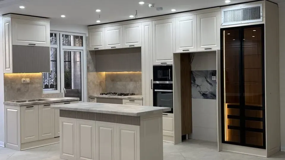 یکی از شایع‌ترین اشتباهات رایج هنگام سفارش کابینت این است که افراد چند عکس زیبا از کابینت‌های نئوکلاسیک یا مدرن در اینستاگرام می‌بینند و همان را بدون بررسی شرایط واقعی فضای خودشان انتخاب می‌کنند.