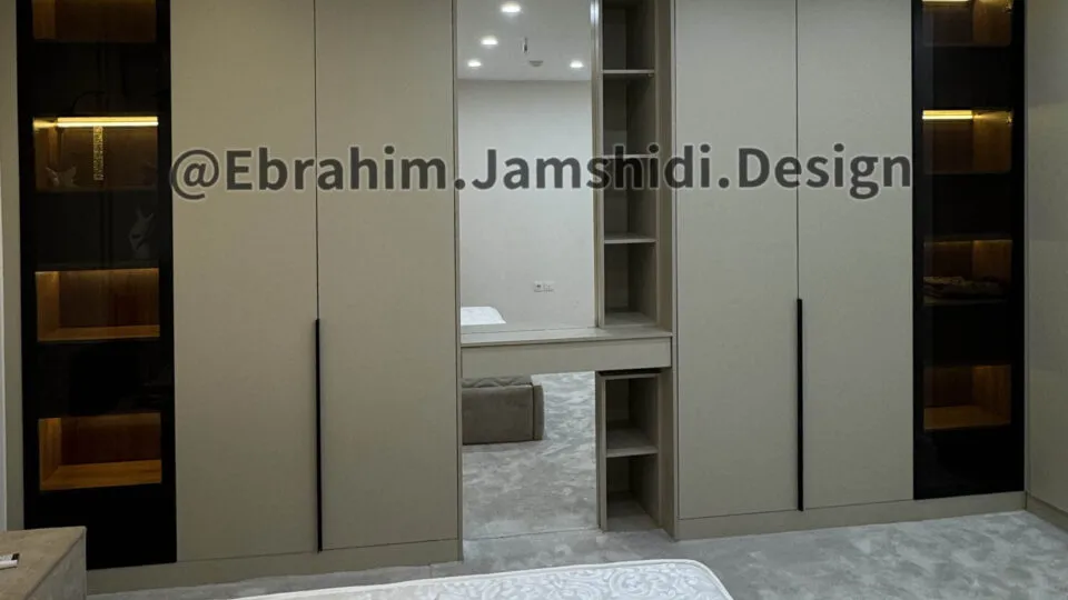 کابینت مدرن یکی از محبوبترین سبکهای طراحی آشپزخانه است که با خطوط صاف، دربهای ساده، حذف تزئینات اضافه و استفاده هوشمندانه از فضا شناخته میشود. برخلاف کابینت کلاسیک و نئوکلاسیک که معمولاً دارای قاب، ابزار و جزئیات تزئینی هستند، در طراحی کابینت مدرن تمرکز اصلی روی سادگی، نظم و کاربردی بودن آشپزخانه است.