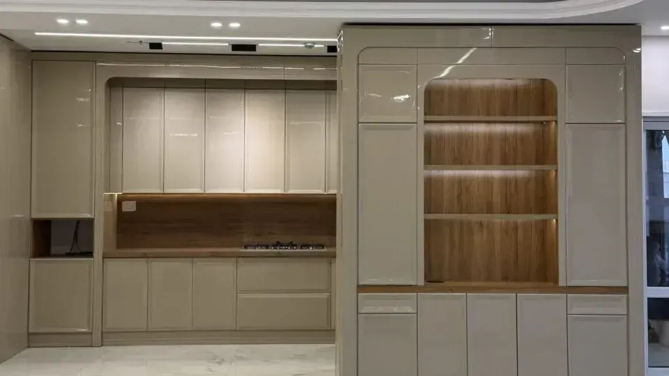یکی از مهم‌ترین نکاتی که هنگام بررسی قیمت کابینت پولیشی باید بدانید، مفهوم «متر کابینت» است. بسیاری از مشتریان تصور می‌کنند اگر طول دیوار آشپزخانه ۵ متر باشد، کافی است قیمت هر متر کابینت را در عدد ۵ ضرب کنند؛ اما در عمل محاسبه هزینه به این سادگی نیست.