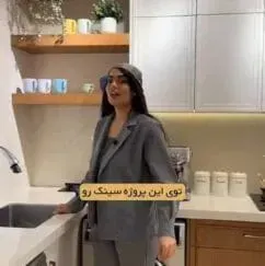 در پروژه‌های لوکس نیز از سنگ طبیعی یا پرسلان استفاده می‌شود که جلوه خاص و ماندگاری بالایی به آشپزخانه می‌بخشند. در نهایت قیمت کابینت تنها به ظاهر آن وابسته نیست؛ نوع متریال صفحه، کیفیت رنگ، برند یراق‌آلات، طراحی داخلی یونیت‌ها، میزان ابزارکاری، نورپردازی و حتی نحوه اجرای پروژه همگی در هزینه نهایی تأثیر مستقیم دارند. به همین دلیل قبل از مقایسه اعداد، بهتر است دقیقاً بررسی کنید چه مشخصاتی در هر پیشنهاد لحاظ شده است.