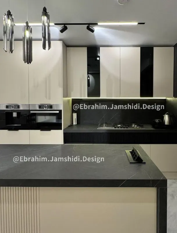 کابینت مدرن یکی از محبوبترین سبکهای طراحی آشپزخانه است که با خطوط صاف، دربهای ساده، حذف تزئینات اضافه و استفاده هوشمندانه از فضا شناخته میشود. برخلاف کابینت کلاسیک و نئوکلاسیک که معمولاً دارای قاب، ابزار و جزئیات تزئینی هستند، در طراحی کابینت مدرن تمرکز اصلی روی سادگی، نظم و کاربردی بودن آشپزخانه است.